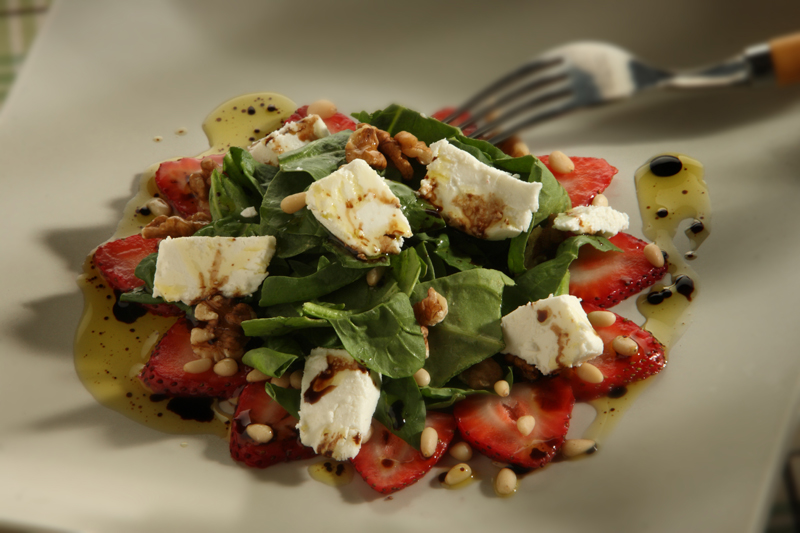 Receta De Ensalada De Fresas Queso De Cabra Y Brotes De Espinaca